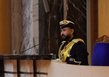 Tunku Mahkota Ismail berkenan menyempurnakan upacara Pembukaan Sidang Dewan Undangan Negeri Johor di Kota Iskandar, Iskandar Puteri, di sini semalam.