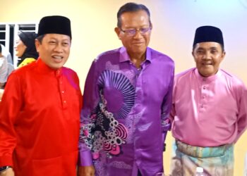 TANJUNG MALIM 9 MEI 2024: Ahli Majlis Kerja Tertinggi UMNO, Datuk Seri Ahmad Maslan (kiri) dan Pengerusi Lembaga Kemajuan Tanah Persekutuan (Felda), Datuk Seri Ahmad Shabery Cheek (tengah) pada Rumah Terbuka Aidilfitri ADUN Behrang, Salina Samsudin dan Ketua Peneroka Kebangsaan FELDA, Sulong Jamil Mohamed Shariff di Slim River, Tanjung Malim semalam. - UTUSAN/MEGAT LUTFI MEGAT RAHIM