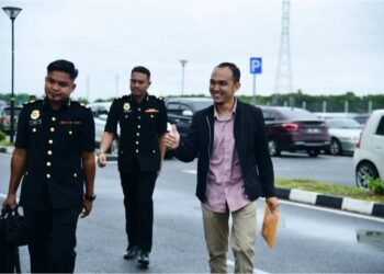 MOHD. Syafeeq Mohd. Shukri tiba di pekarangan mahkamah bagi menghadapi pertuduhan mengemukakan tuntutan palsu bernilai RM19, 505.10 di Mahkamah Sesyen, Kangar, Perlis, semalam. – UTUSAN/IZLIZAN OTHMAN