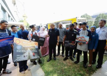 ARMIZAN Mohd Ali melihat wakil syarikat yang mendaftar untuk proses pendaftaran MySubsidi Diesel pada Hari Terbuka SKDS 2.0 di Putrajaya. - UTUSAN/FAISOL MUSTAFA