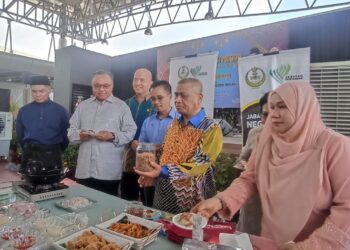 SAARANI Mohamad (tengah) pada Majlis Ramah Mesra dan Semarak Aidilfitri 2024 Bersama Warga Jabatan Pertanian Negeri Perak  di RTC Gopeng hari ini. - UTUSAN