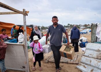 PENDUDUK Gaza membawa barang keperluan untuk menyelamatkan diri di Rafah berikutan serangan tentera Zionis. -AFP