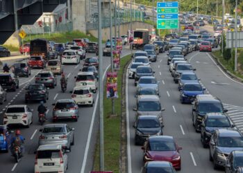 KEADAAN kesesakan lalu lintas pada waktu puncak dari persimpangan Persiaran Alpinia sehingga Jalan Putra Permai menuju ke Bandar Taman Equine, di Seri Kembangan, Selangor. - UTUSAN/FARIZ RUSADIO