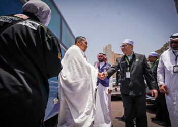 SYED Saleh Syed Abdul Rahman  menyambut ketibaan jemaah haji KT46 di Mekah semalam.