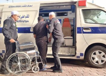 KAKITANGAN perubatan membantu pesakit ke hospital dengan menggunakan ambulans selepas menerima Tasreh daripada kerajaan Arab Saudi. Semalam.