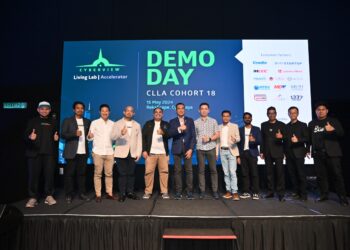 Ketua Pegawai Eksekutif Cyberview, KAMARUL ARIFFIN Abdul Samad (enam dari kiri) bersama Mohd. Hakim Mohd Azmi (paling kanan) bergambar sempena Demo Day yang dianjurkan oleh pihak Cyberview Sdn, Bhd. di RekaScape, Cyberjaya, baru-baru ini.