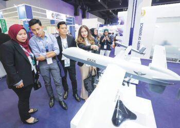 PELAWAT teruja melihat replika dron  ‘Gaza’ buatan Iran dalam DSA dan Pameran Keselamatan Kebangsaan (NATSEC) Asia 2024 di MITEC, KUala Lumpur semalam. –UTUSAN/AMIR KHALID