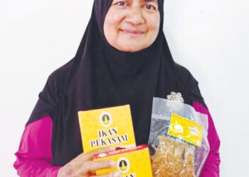 KIAH Abdullah menunjukkan produk ikan pekasam keluarannya yang kini dipasarkan sehingga luar Perak dan boleh didapati di pasar raya utama negara.