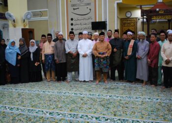 Rais Yasin bersama sebahagian daripada 121 bakal jemaah haji DUN Paya Rumput di Masjid Tun Mohd Khalil Yaakob, Tanjung Minyak, Melaka, semalam. UTUSAN/AMRAN MULUP