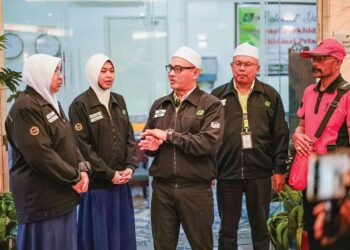 MOHAMAD Zakee Mohd. Zaludin (tengah) bersama para petugas di 
pejabat khidmat pelanggan Tabung Haji di Mekah, semalam.