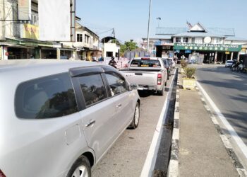 PULUHAN kereta milik rakyat Malaysia beratur panjang menunggu giliran untuk masuk ke Thailand melalui Kompleks Imigresen, Kastam, Kuarantin dan Keselamatan (ICQS) Rantau Panjang  Kelantan semalam. 
– UTUSAN/ROHANA ISMAIL