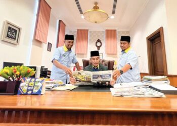 Mohd. Shukri Ramli bersama dua Exco yang juga bekas guru di pejabat Menteri Besar, Kangar, Perlis semalam.- UTUSAN/MOHD. HAFIZ ABD. MUTALIB