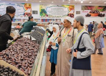 MOHD. Nasir Yusof (tengah) dan Ruzila Ab. Halim bersama anak mereka, Muhd. Atiqullah di ladang kurma di Madinah.