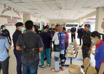 Ahli keluarga anggota yang maut dalam serangan di Balai Polis Ulu Tiram, Johor Bahru awal berkumpul di Jabatan Perubatan Forensik Hospital Sultan Ismail, Johor semalam.