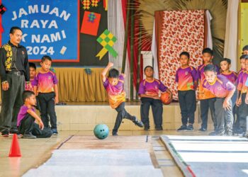 SEBAHAGIAN murid-murid Tahun Satu meluangkan masa rehat dengan bermain boling hasil idea kreatif seorang guru, Wan Roslan Wan Ishak yang membina tempat bermain boling buatan sendiri (DIY) di Sekolah Kebangsaan Nami, Padang Terap, Kedah, semalam. – UTUSAN/SHAHIR NOORDIN