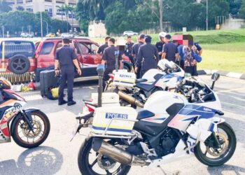 POLIS memeriksa Perodua Kembara dinaiki dua suspek yang cuba menceroboh Istana Negara. – IHSAN POLIS