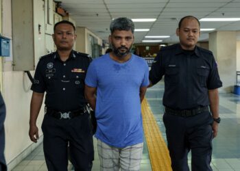 K. SENTHILNATHAN dibawa ke Mahkamah Sesyen Ampang bagi menghadapi pertuduhan melakukan amang seksual fizikal terhadap kanak-kanak berusia dua tahun. - UTUSAN/FARIZ RUSADIO.