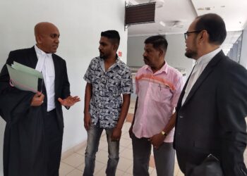 P.Aplanayara dan anak lelakinya, A.Kartik bersama peguam mereka Haresh Mahadevan dan Ramzani Idris di Mahkamah Tinggi Seremban, hari ini. - UTUSAN/MOHD. SHAHJEHAN MAAMIN.