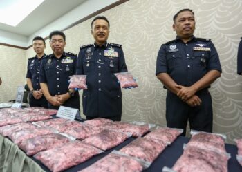 MOHD. Yusri Hassan Basri (dua dari kanan)  menunjukkan dadah yang dirampas dalam serbuan di Taiping Jumaat lalu pada sidang akhbar di IPK Perak di Ipoh hari ini. - UTUSAN/MUHAMAD NAZREEN SYAH MUSTHAFA