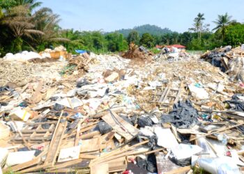 TIMBUNAN sampah termasuk sisa binaan yang dibuang di satu kawasan pembuangan sampah haram di Kampung Jimah Lama, Port Dickson ketika tinjauan Utusan Malaysia baru-baru ini.-UTUSAN/BADRUL HAFIZAN MAT ISA.