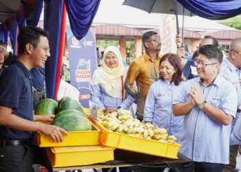 Datuk Ewon Benedick meninjau Program Jualan Madani Koperasi, semasa Majlis Peluncuran Jom Jelajah Koperasi (JEJAK) 2024-2025 di Sepang.