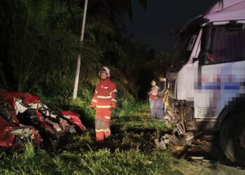 KERETA Toyota Yaris dinaiki mangsa remuk teruk akibat dirempuh sebuah lori di Jalan Sidam, Sungai Petani.