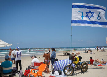 ORANG ramai di pantai di Tel Aviv pada Hari Kemerdekaan Israel ke-76, semalam. -AGENSI