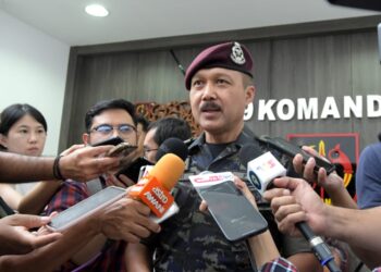 MOHD. Yusri Hassan Basri bercakap kepada pemberita pada Majlis Penyerahan Kem Sultan Nazrin Shah di Ibu Pejabat 69 Komando Kem Sultan Nazrin Shah, Ulu Kinta di Ipoh hari ini. - UTUSAN/ZULFACHRI ZULKIFLI