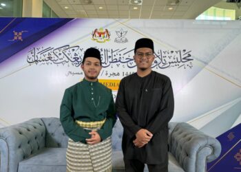 ABD. HAKIM Abd. Hamid Zawawi (kanan) dan Abdul Haris (kiri) mewakili negeri Pahang bagi kategori hafazan.