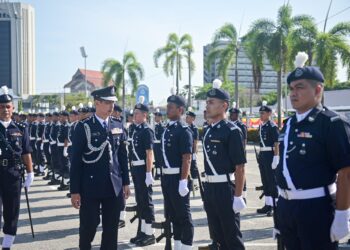 MOHD. Khairi Khairudin (tengah) memeriksa perbarisan pada Majlis Serah Terima Tugas di Ibu Pejabat Polis Kontinjen (IPK) Negeri, Kuala Terengganu,  hari ini. - UTUSAN/PUQRRA HAIRRY ROSLI