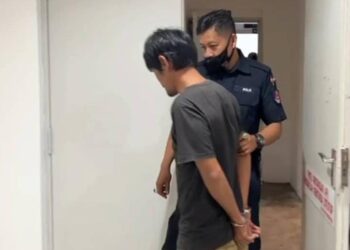 WAN Mustafa Wan Ab. Rahman yang mengaku salah mencuri setandan pisang dibawa keluar dari Mahkamah Majistret Kuala Terengganu, hari ini. - UTUSAN/TENGKU DANISH HAIRRY ROSLI