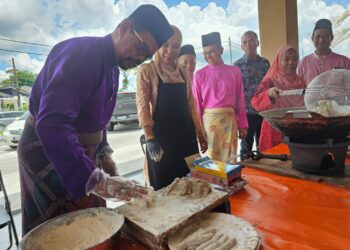 ADNAN Mat membantu menyediakan keropok lekor pada Majlis Santunan Budi Aidil Fitri Madani CUEPACS Terengganu 2024 di Kuala Nerus, hari ini. - UTUSAN/ZAID MOHD. NOOR