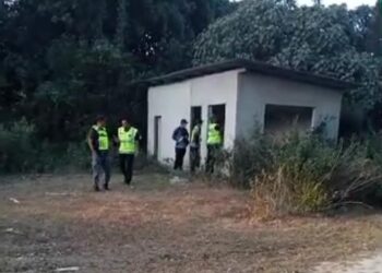 ANGGOTA polis memeriksa lokasi penemuan mayat reput di dalam sebuah stor pam pasir di Kampung Tanjung Aur, Hulu Terengganu, semalam.