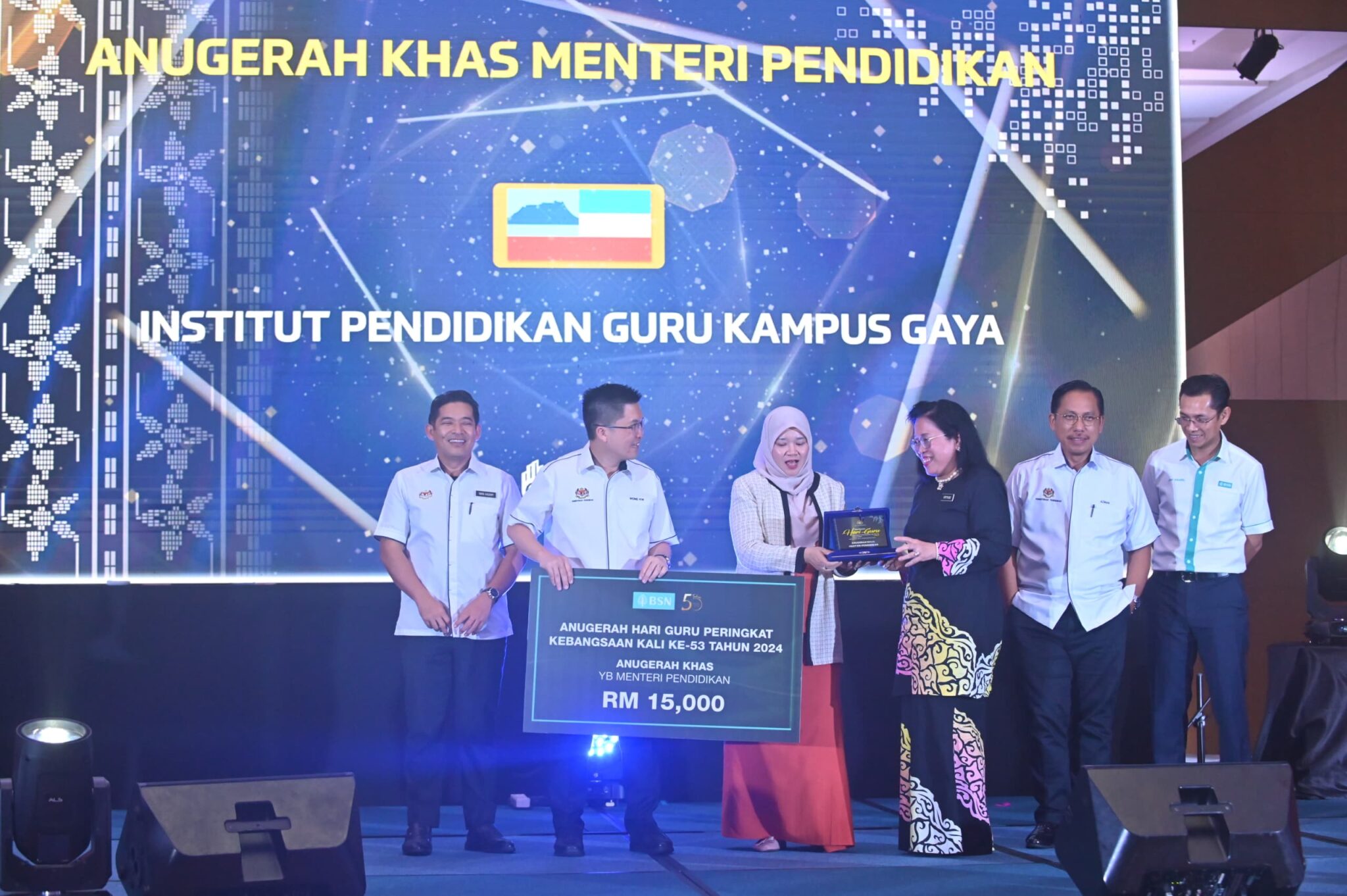 110 warga pendidik terima anugerah Kementerian Pendidikan pada Majlis ...