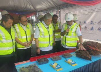 AHMAD ZAHID Hamidi (dua dari kanan) diberi penerangan ketika hadir pada Majlis Perasmian Loji Janakuasa Biogas 5.5 Megawatt Cenerfi-Fjp di Kilang Sawit Felcra Jayaputra di Jerantut, Pahang.