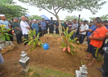 JENAZAH Muhammad Syafiq Ahmad Said selamat dikebumikan di Tanah Perkuburan Islam Batu 8, Jalan Gambang di Kuantan, Pahang. - UTUSAN/SHAIKH AHMAD RAZIF