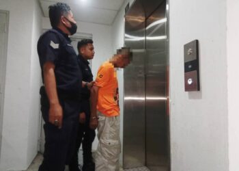 BURUH yang mengaku salah melakukan amang seksual fizikal anak tiri perempuannya dibawa keluar dari Mahkamah Sesyen Kuala Terengganu, hari ini. - UTUSAN/TENGKU DANISH BAHRI TENGKU YUSOFF