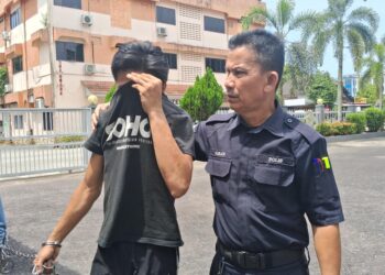 POLIS mengiringi suspek yang disyaki membuang bayi dibawa keluar dari Mahkamah Majistret Kemaman di Kemaman, hari ini. - UTUSAN/NIK NUR IZZATUL HAZWANI NIK ADNAN