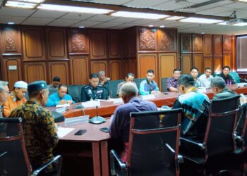 RAZALI Idris (kiri) mempengerusikan perbincangan bersama pengurusan Summer Bay Resort di Kuala Terengganu, hari ini.