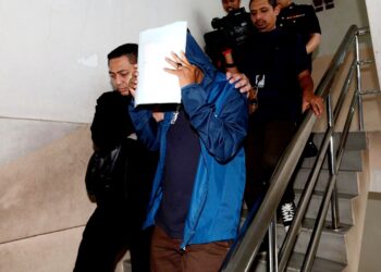 WAN AZMANY Wan Ali (hadapan) mengaku tidak bersalah atas 38 pertuduhan menerima rasuah hampir RM15,000 di Mahkamah Sesyen Johor Bahru.