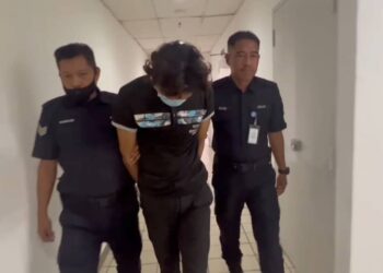 MUHAMMAD Aidil Firdaus Mohd. Naser yang dituduh cabul dan persetubuhan luar tabii terhadap rakan sekerja dibawa keluar dari Mahkamah Tinggi di Kuala Terengganu, hari ini. - UTUSAN/TENGKU DANISH BAHRI TENGKU YUSOFF