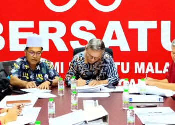 RAZALI Idris (tengah) mengetuai tanda tangan surat arahan bertulis daripada Bersatu di Kuala Terengganu, hari ini.