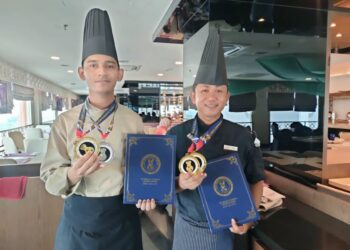 CEF RIZAL Md. Dali (kanan) dan Cef Muhammad Helmi Hakim Yusof menunjukkan pingat yang dimenangi dalam World Chefs Championship ketika ditemui di Hotel Paya Bunga, Kuala Terengganu, semalam. - UTUSAN/KAMALIZA KAMARUDDIN