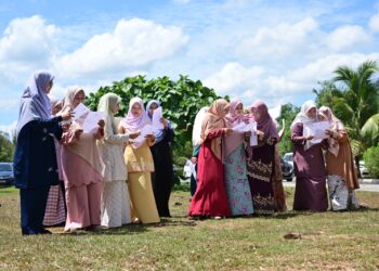 EBAHAGIAN pelajar SM Imtiaz Kuala Terengganu meraikan kemenangan mereka di Masjid Al Hidayah Kampung Banggol Mempelam di Kuala Terengganu, hari ini. - UTUSAN/PUQTRA HAIRRY ROSLI