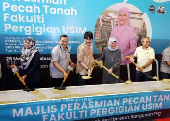 TUANKU Aishah Rohani berkenan melakukan Pecah Tanah Perasmian bagi Projek Pembinaan Fakulti Pergigian USIM di Tapak Pembinaan Fakulti Pergigian USIM di sini, semalam. - UTUSAN/NUR SHARIEZA ISMAIL