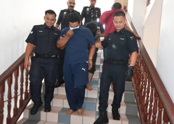 KESEMUA tertuduh dihadapkan ke Mahkamah Sesyen, Ayer Keroh, Melaka atas pertuduhan merompak berkumpulan menggunakan pistol tiruan. - UTUSAN/MUHAMMAD SHAHIZAM TAZALI