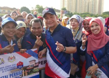 ONN HAFIZ Ghazi (tengah) bergambar bersàma-sama jururawat sempena Sambutan Hari Jururawat Peringkat Negeri Johor 2024 di Kompleks Sukan, Hospital Permai, Johor Bahru.