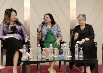 (DARI kiri) Pengerusi acara, Themina, Lorela, Retta Rita Reddy, Sheila dan Brenda pada forum Breaking Barriers: Stories from Women in Work anjuran All Women’s Action Society (AWAM), di Petaling Jaya, baru-baru ini. – GAMBAR HALINA MD. NOOR