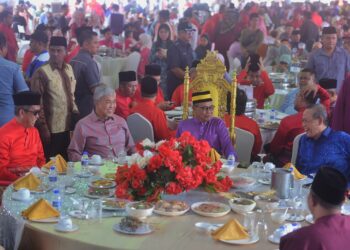 AHMAD Zahid Hamidi ketika hadir pada Majlis Rumah Terbuka Aidilfitri 2024 Parlimen Jelebu dan UMNO Negeri Sembilan 2024 di pekarangan Kompleks UMNO Jelebu, Simpang Pertang, Jelebu hari ini.-UTUSAN/MOHD. SHAHJEHAN MAAMIN.