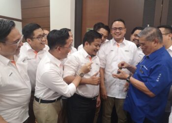 MOHAMAD Sabu bersama kepemimpinan Pemuda Amanah selepas menghadiri Pemukiman Pemuda Amanah Nasional 2024 di Nilai, Seremban hari ini.-UTUSAN/NUR SHARIEZA ISMAIL.